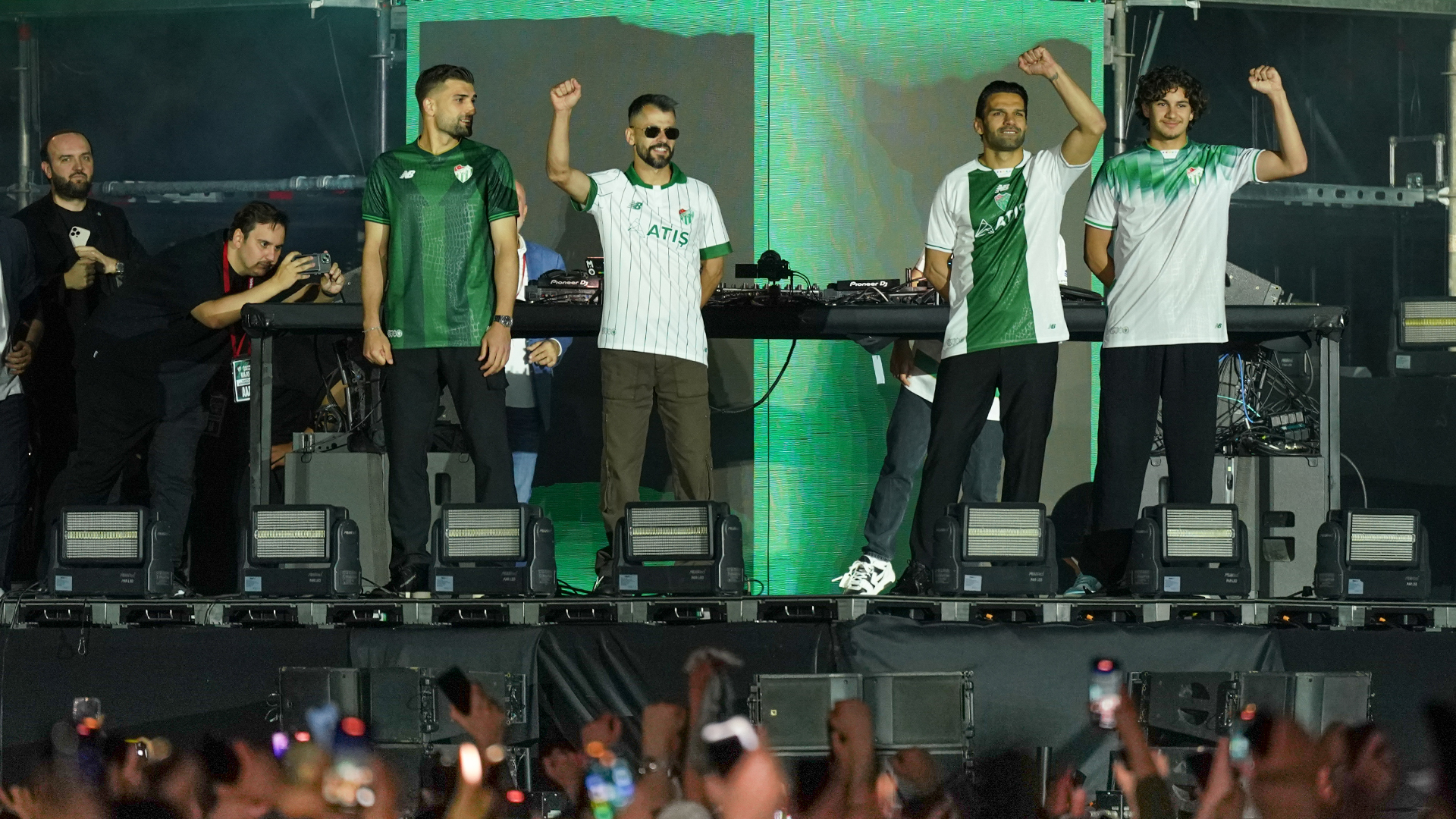 Mahmut Orhan konserinde futbolcular formaları tanıttı