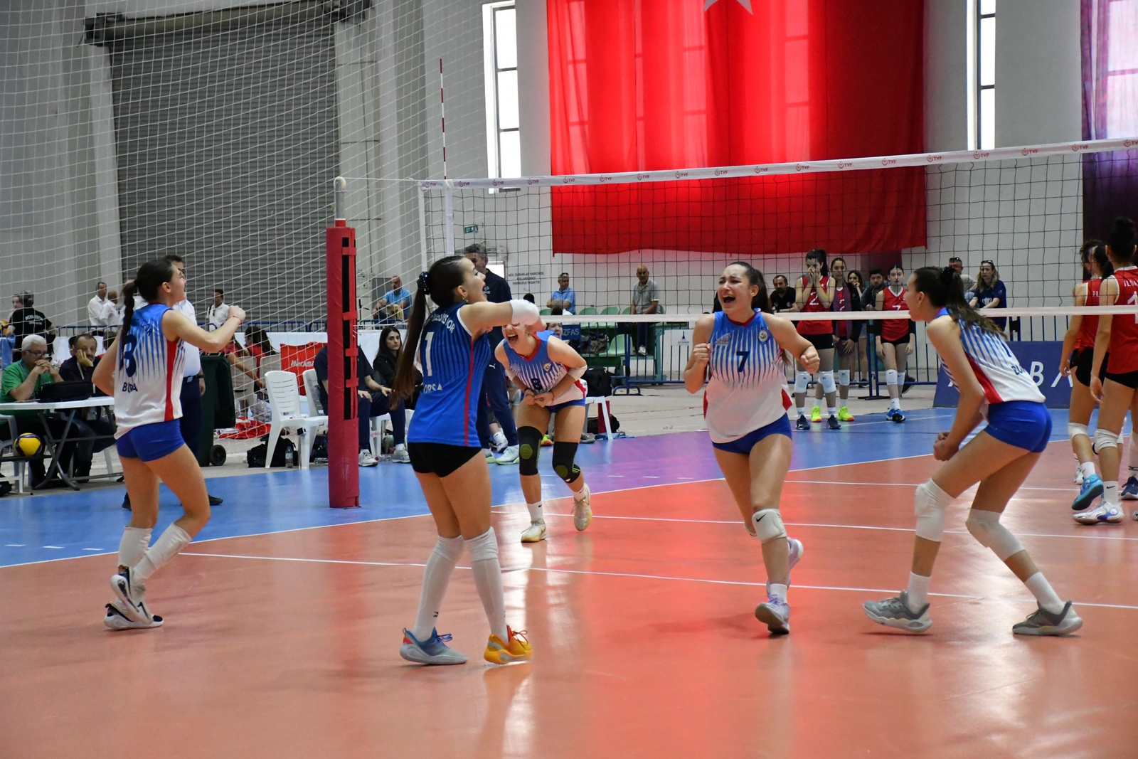Voleybolda Nilüfer ve Güner Karakaya 2.turda