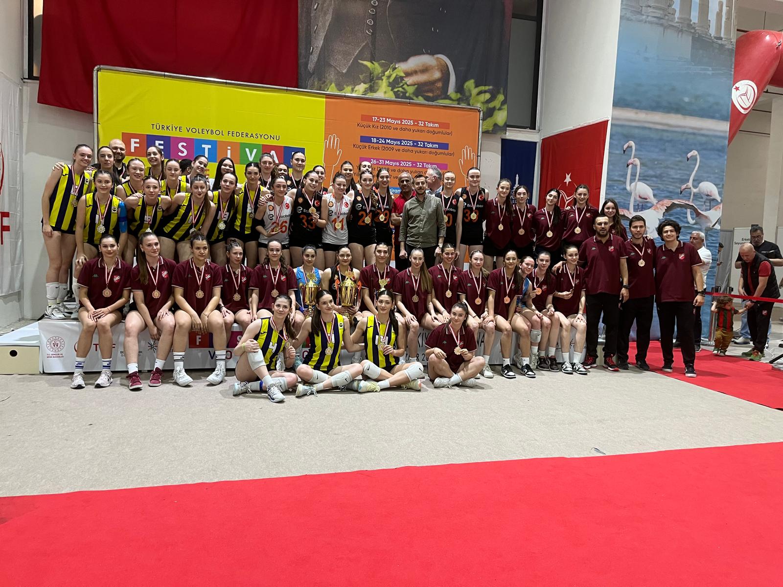 Yıldızlar voleybolda Bursa ses getirdi!