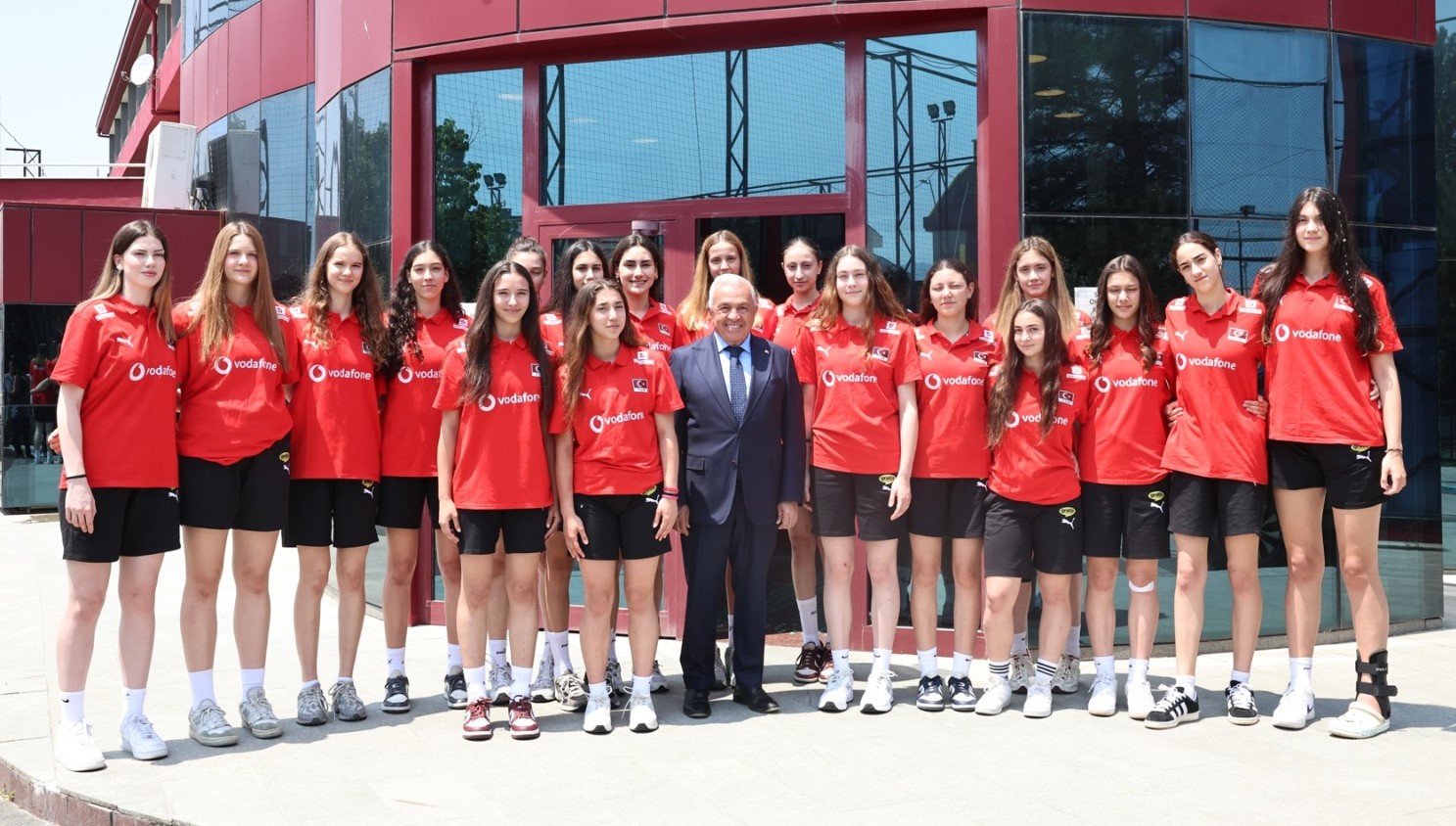 Millilere Özdemir'den destek