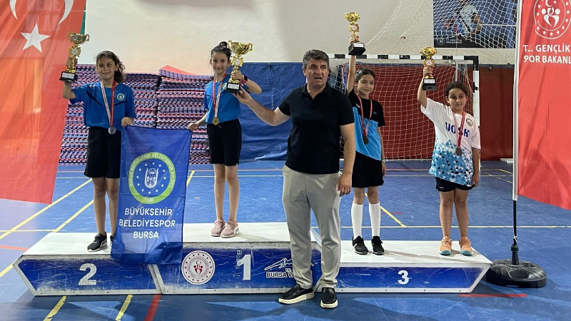 Minik masa tenisçiler nefes kesti