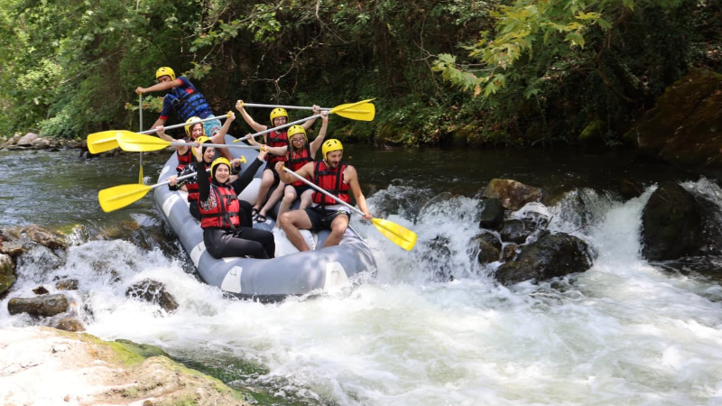 Gençlerin Orhaneli'nde rafting heyecanı