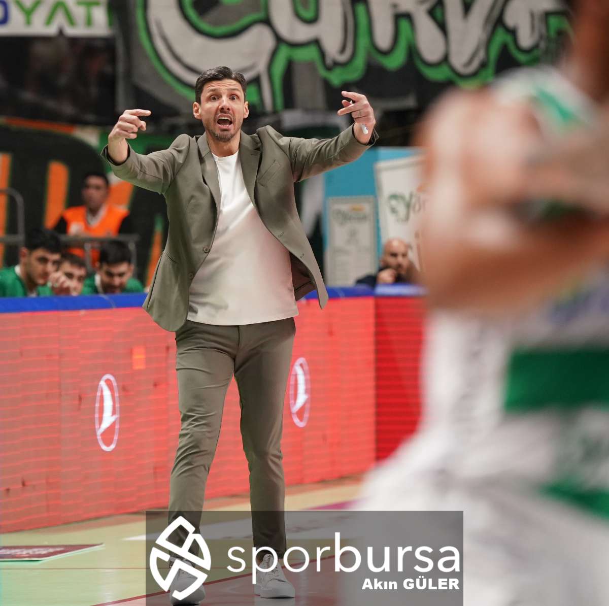 POTADA BURSA DERBİSİNDE BURSASPOR YÖRSAN TOFAŞ'I 98-93 MAĞLUP ETTİ