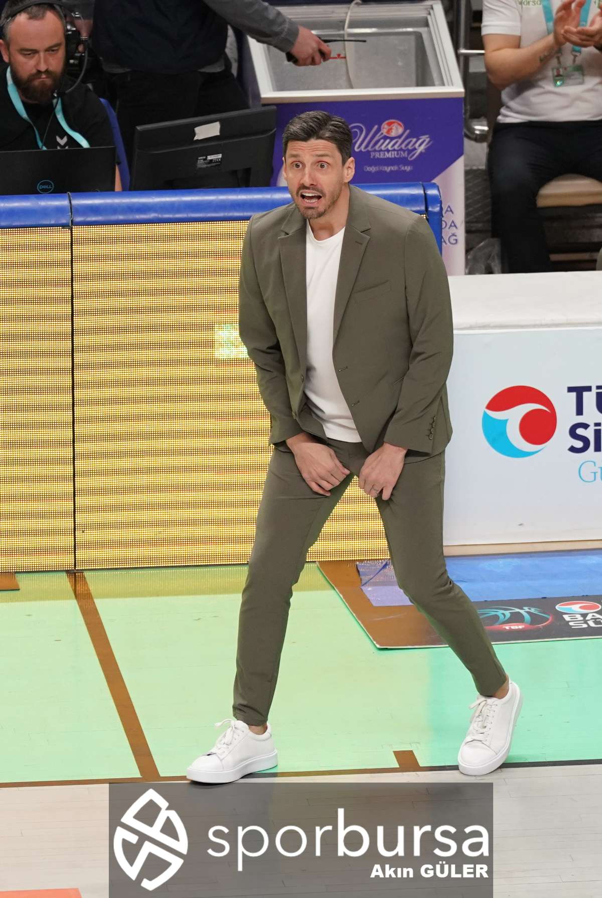 POTADA BURSA DERBİSİNDE BURSASPOR YÖRSAN TOFAŞ'I 98-93 MAĞLUP ETTİ