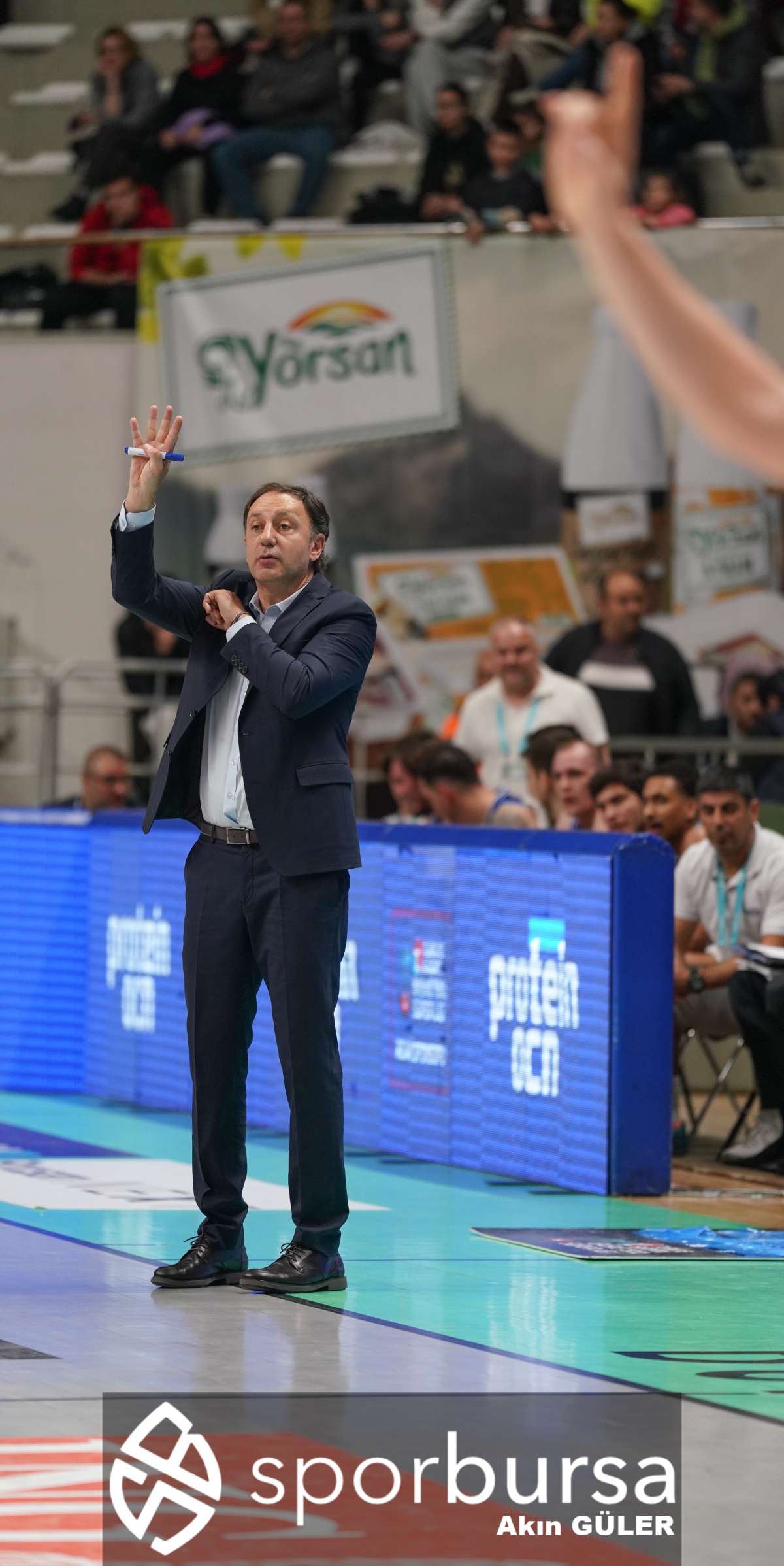 POTADA BURSA DERBİSİNDE BURSASPOR YÖRSAN TOFAŞ'I 98-93 MAĞLUP ETTİ