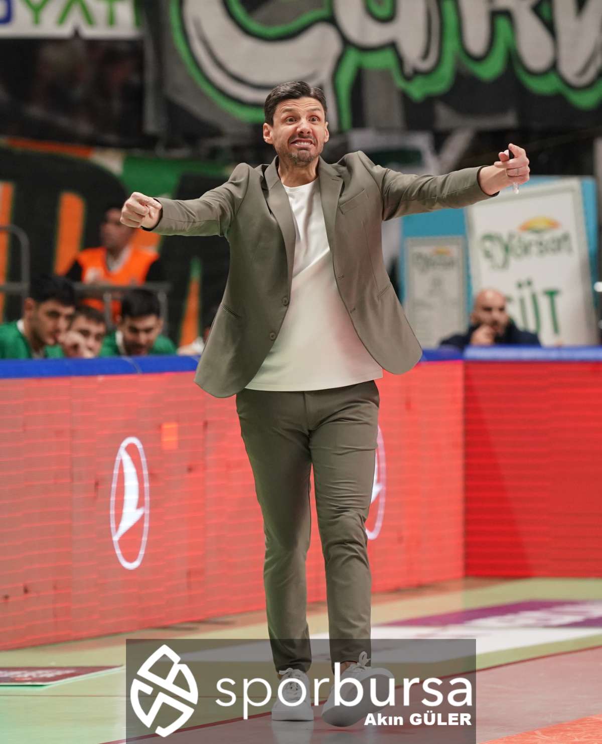 POTADA BURSA DERBİSİNDE BURSASPOR YÖRSAN TOFAŞ'I 98-93 MAĞLUP ETTİ