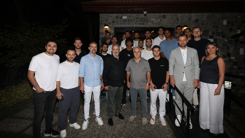 Büyükşehir voleybol yemekte buluştu