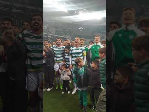 Bursasporlu futbolcular galibiyeti taraftarıyla kutladı 🐊 #sporbursatr #bursaspor