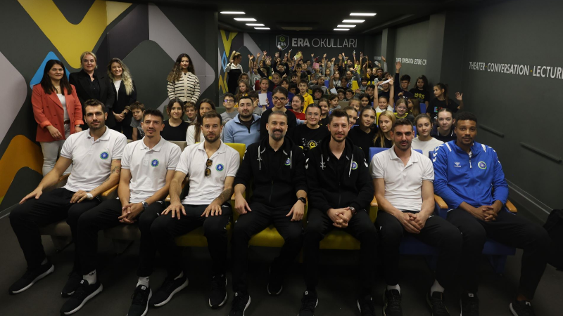 Büyükşehirli voleybolcular öğrencilerle buluştu
