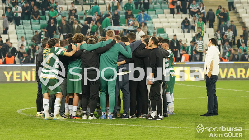 Bursasporlu futbolcular saha içinde ne konuştular!