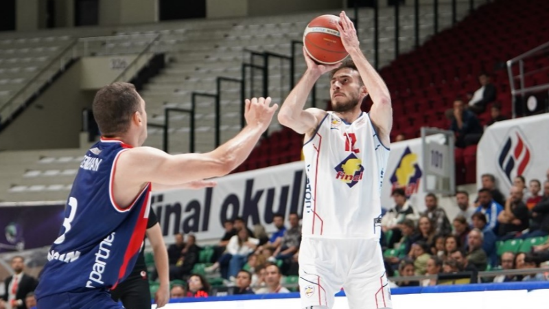 Finalspor Darüşşafaka önünde