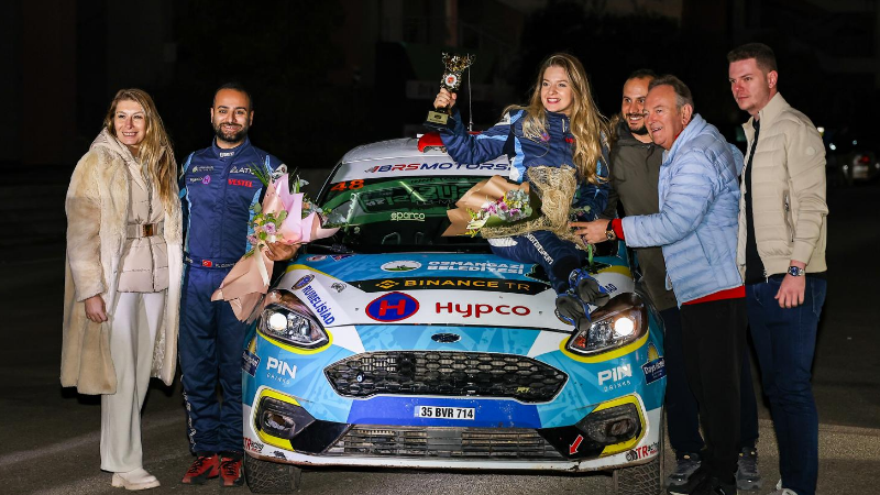 Rallici Kübra Denizci İstanbul’da podyuma çıktı