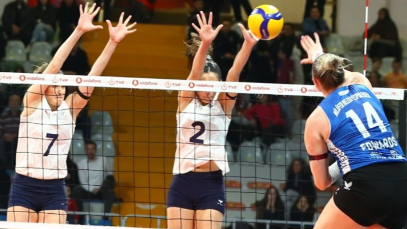 Nilüfer Belediyespor Eker Fenerbahçe Medicana önünde