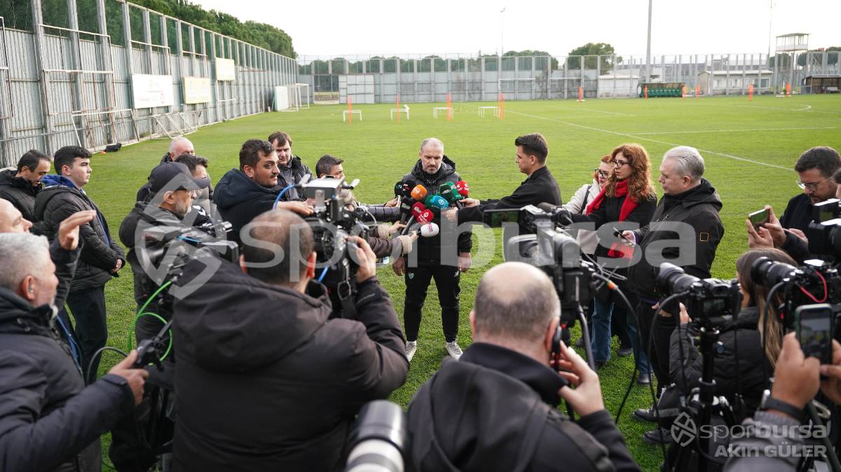 BURSASPOR'UN TEKNİK DİREKTÖR MUSTAFA ER YÖNETİMİNDEKİ İLK ANTRENMANININ FOTOĞRAFLARI
