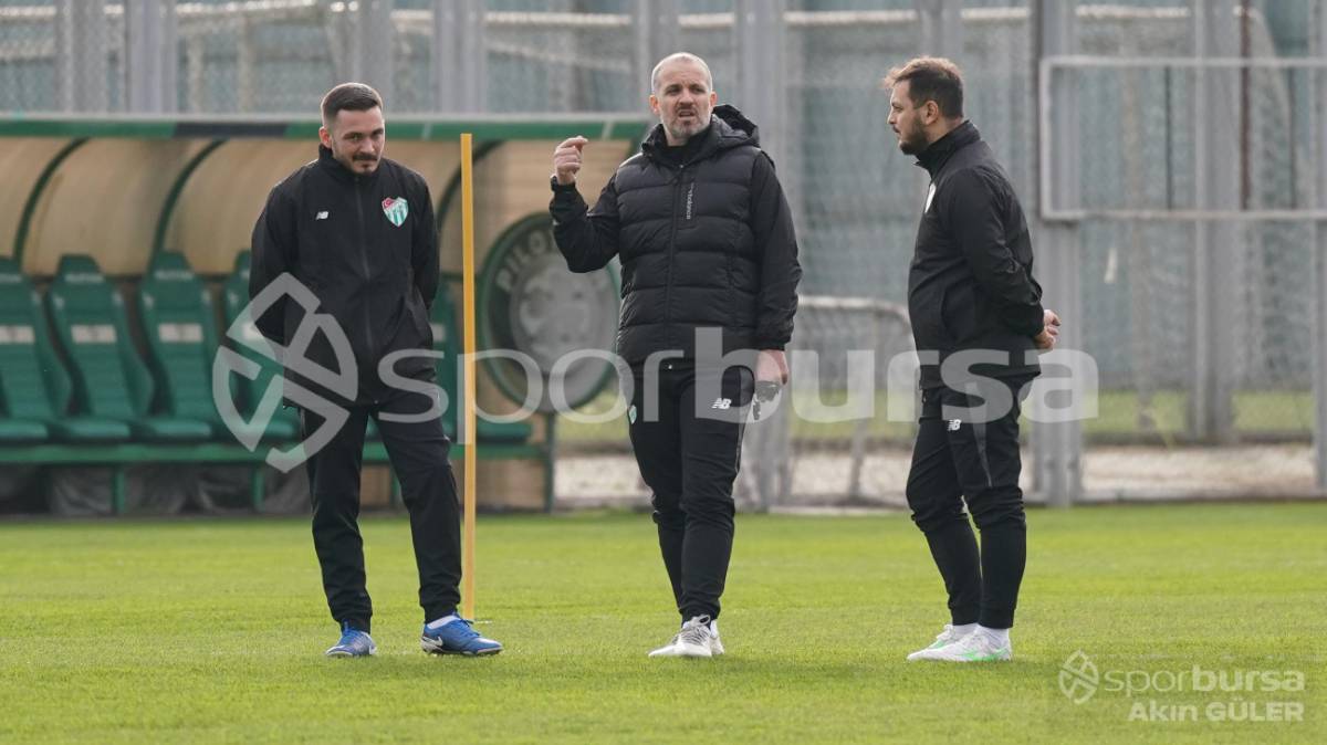 BURSASPOR'UN TEKNİK DİREKTÖR MUSTAFA ER YÖNETİMİNDEKİ İLK ANTRENMANININ FOTOĞRAFLARI