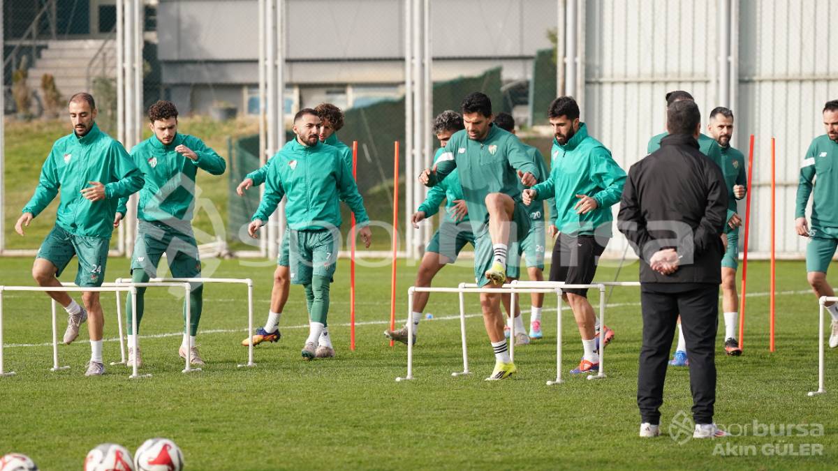BURSASPOR'UN TEKNİK DİREKTÖR MUSTAFA ER YÖNETİMİNDEKİ İLK ANTRENMANININ FOTOĞRAFLARI
