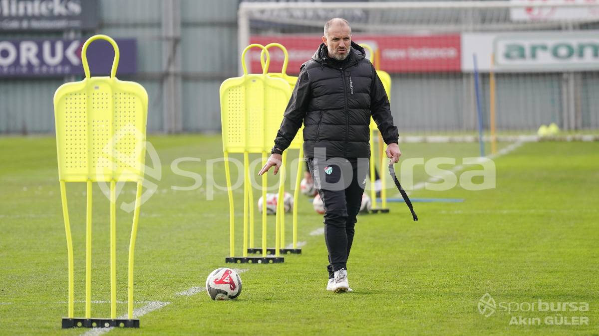 BURSASPOR'UN TEKNİK DİREKTÖR MUSTAFA ER YÖNETİMİNDEKİ İLK ANTRENMANININ FOTOĞRAFLARI