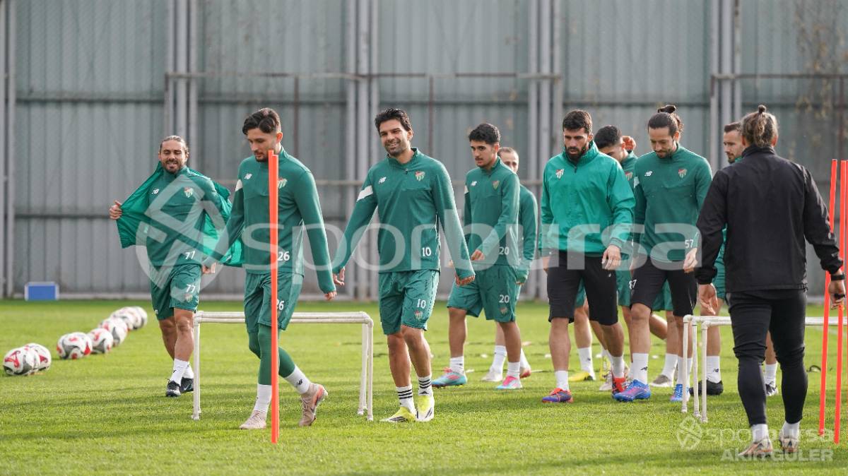BURSASPOR'UN TEKNİK DİREKTÖR MUSTAFA ER YÖNETİMİNDEKİ İLK ANTRENMANININ FOTOĞRAFLARI