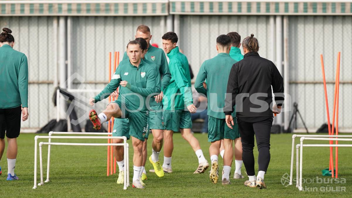 BURSASPOR'UN TEKNİK DİREKTÖR MUSTAFA ER YÖNETİMİNDEKİ İLK ANTRENMANININ FOTOĞRAFLARI