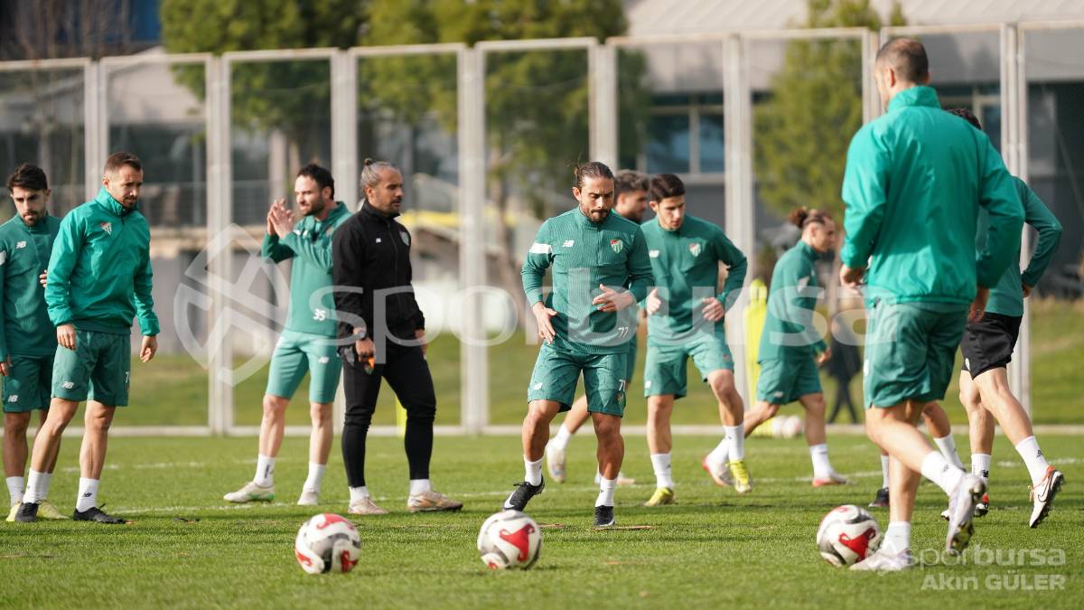 BURSASPOR'UN TEKNİK DİREKTÖR MUSTAFA ER YÖNETİMİNDEKİ İLK ANTRENMANININ FOTOĞRAFLARI