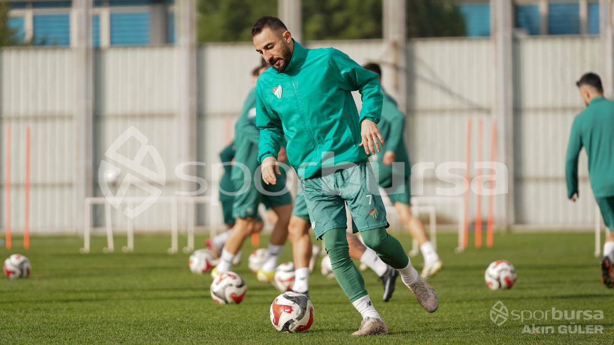 BURSASPOR'UN TEKNİK DİREKTÖR MUSTAFA ER YÖNETİMİNDEKİ İLK ANTRENMANININ FOTOĞRAFLARI