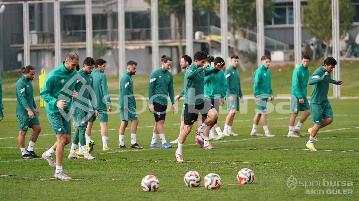 BURSASPOR'UN TEKNİK DİREKTÖR MUSTAFA ER YÖNETİMİNDEKİ İLK ANTRENMANININ FOTOĞRAFLARI