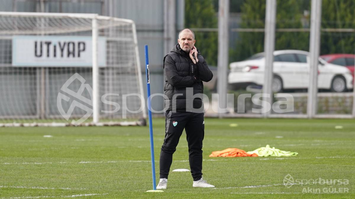 BURSASPOR'UN TEKNİK DİREKTÖR MUSTAFA ER YÖNETİMİNDEKİ İLK ANTRENMANININ FOTOĞRAFLARI