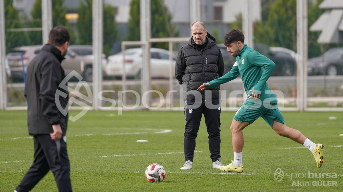 BURSASPOR'UN TEKNİK DİREKTÖR MUSTAFA ER YÖNETİMİNDEKİ İLK ANTRENMANININ FOTOĞRAFLARI