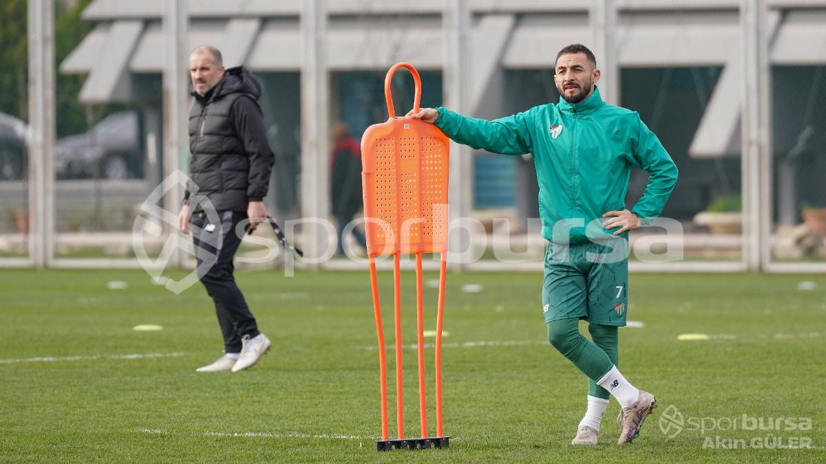BURSASPOR'UN TEKNİK DİREKTÖR MUSTAFA ER YÖNETİMİNDEKİ İLK ANTRENMANININ FOTOĞRAFLARI