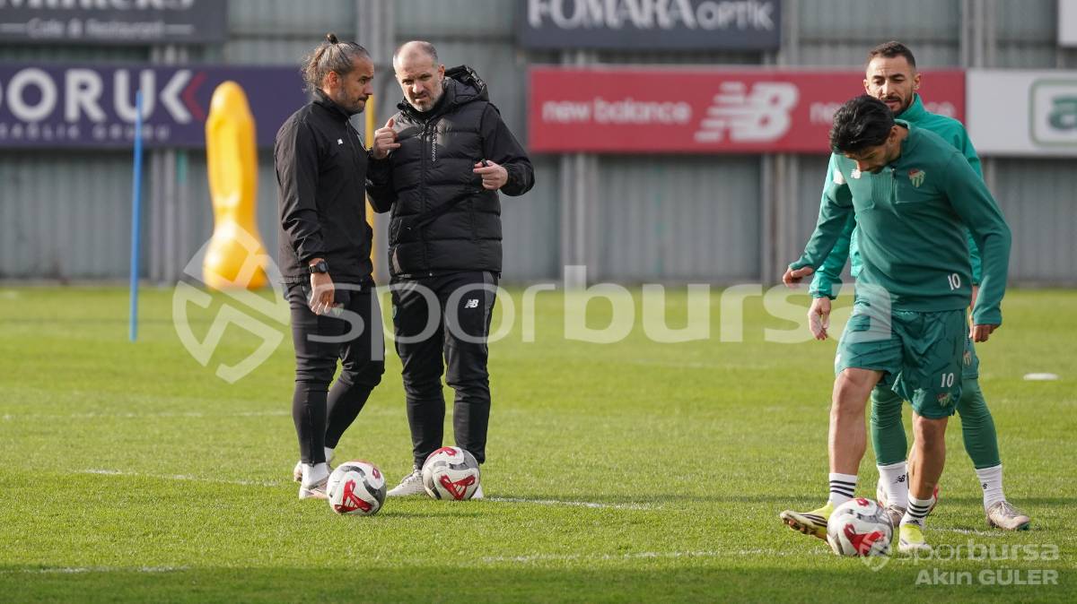 BURSASPOR'UN TEKNİK DİREKTÖR MUSTAFA ER YÖNETİMİNDEKİ İLK ANTRENMANININ FOTOĞRAFLARI