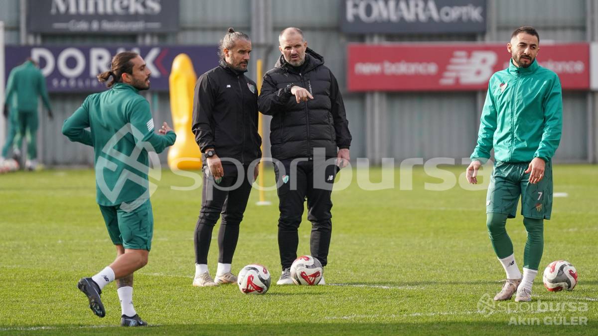 BURSASPOR'UN TEKNİK DİREKTÖR MUSTAFA ER YÖNETİMİNDEKİ İLK ANTRENMANININ FOTOĞRAFLARI