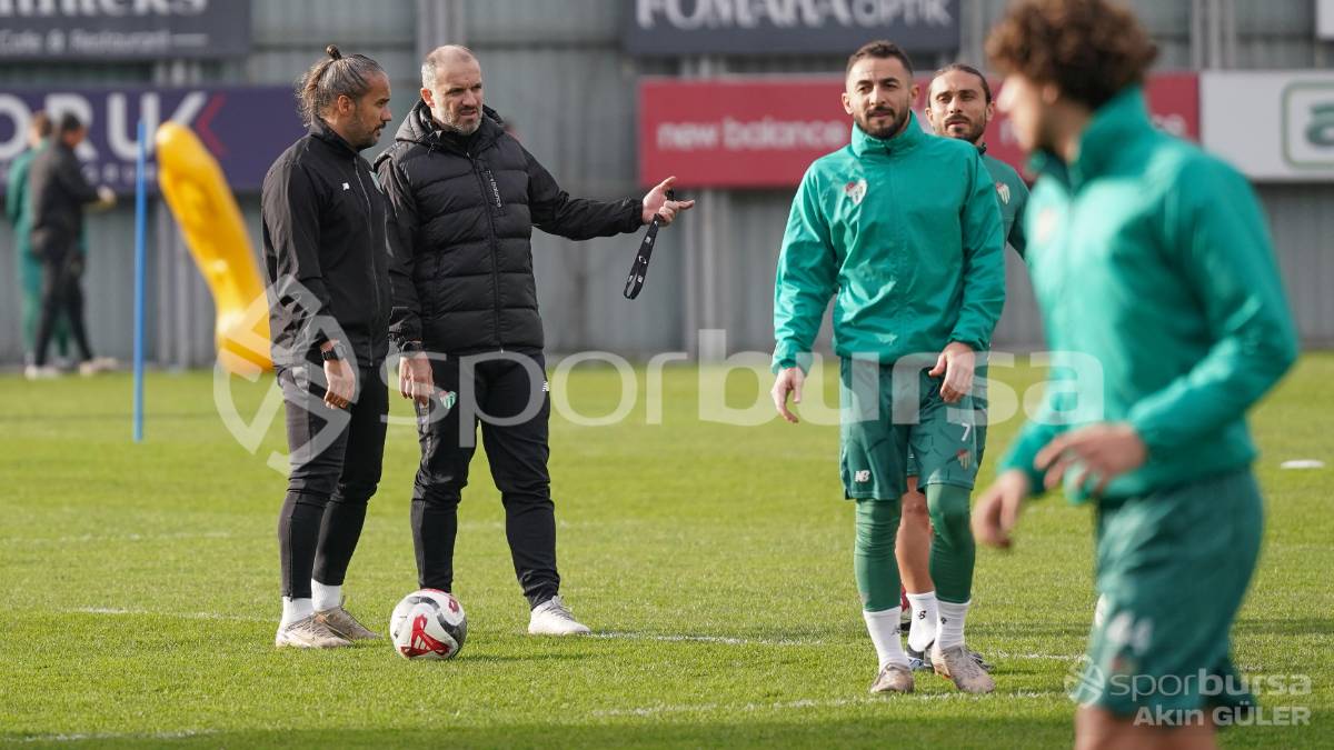 BURSASPOR'UN TEKNİK DİREKTÖR MUSTAFA ER YÖNETİMİNDEKİ İLK ANTRENMANININ FOTOĞRAFLARI