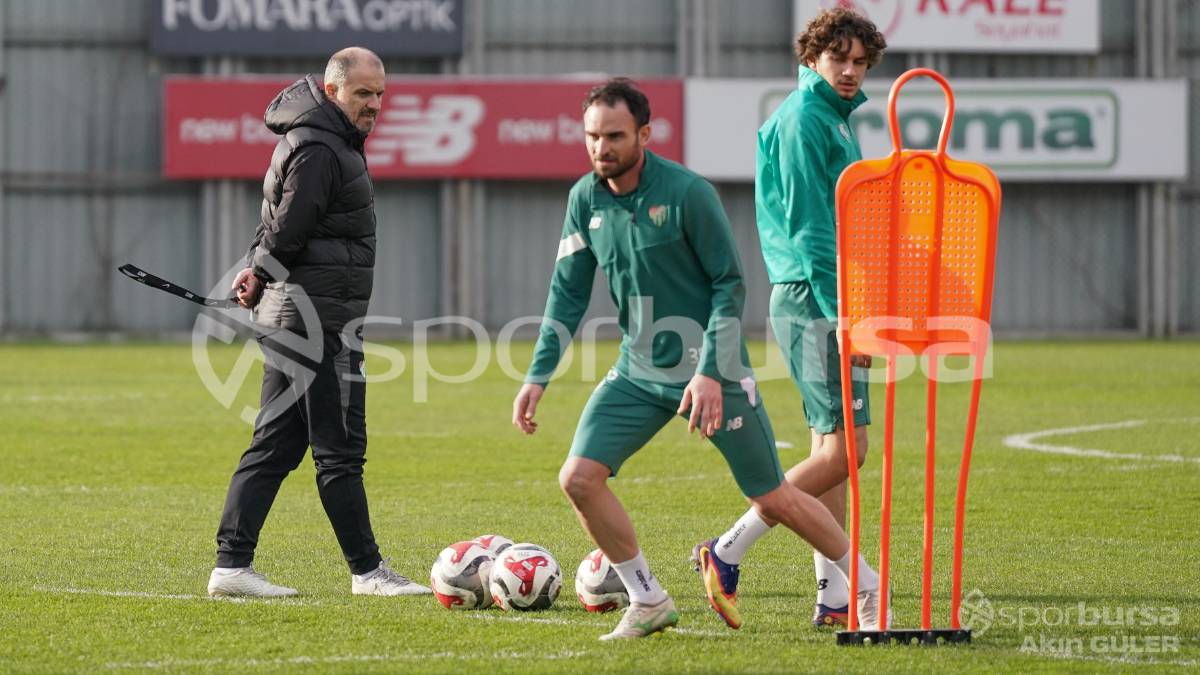 BURSASPOR'UN TEKNİK DİREKTÖR MUSTAFA ER YÖNETİMİNDEKİ İLK ANTRENMANININ FOTOĞRAFLARI