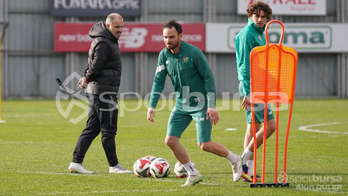 BURSASPOR'UN TEKNİK DİREKTÖR MUSTAFA ER YÖNETİMİNDEKİ İLK ANTRENMANININ FOTOĞRAFLARI
