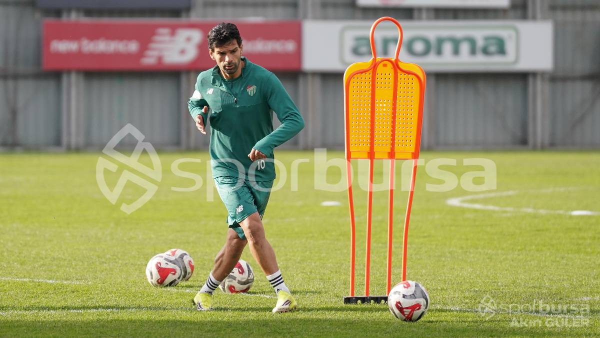 BURSASPOR'UN TEKNİK DİREKTÖR MUSTAFA ER YÖNETİMİNDEKİ İLK ANTRENMANININ FOTOĞRAFLARI