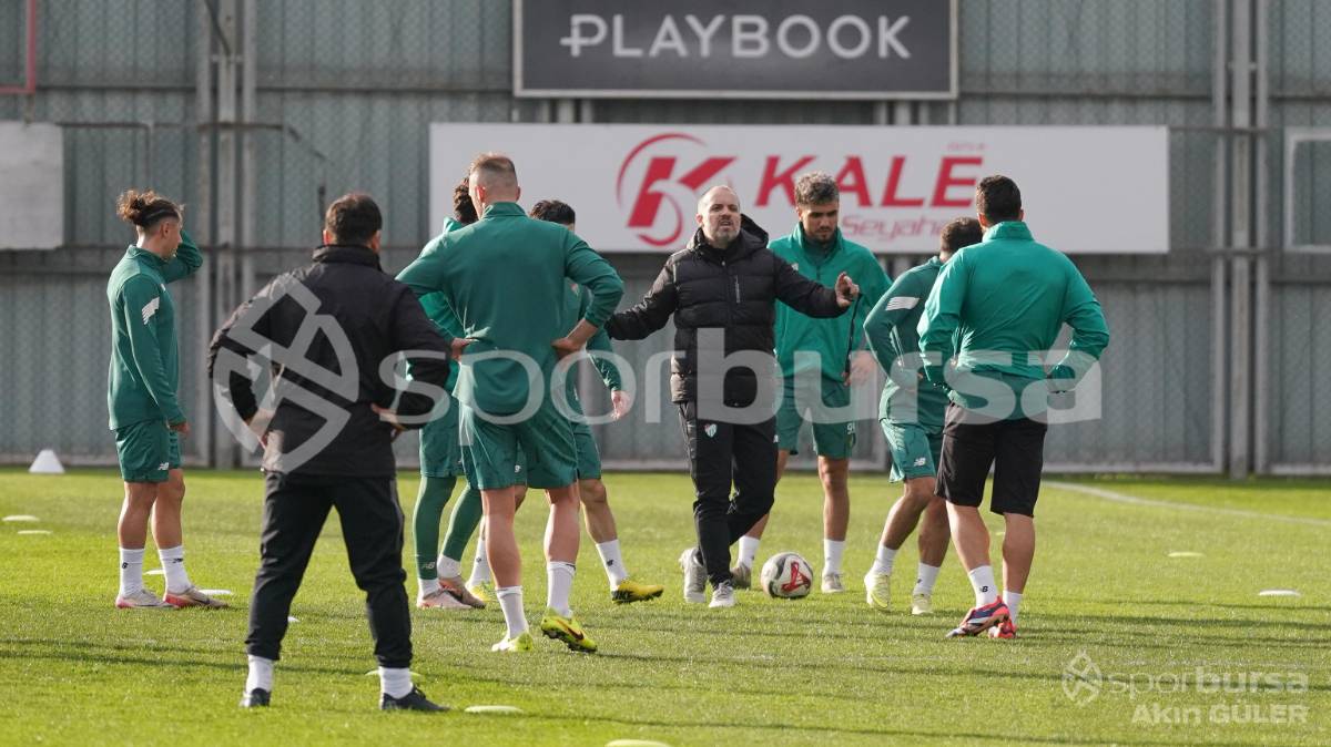 BURSASPOR'UN TEKNİK DİREKTÖR MUSTAFA ER YÖNETİMİNDEKİ İLK ANTRENMANININ FOTOĞRAFLARI