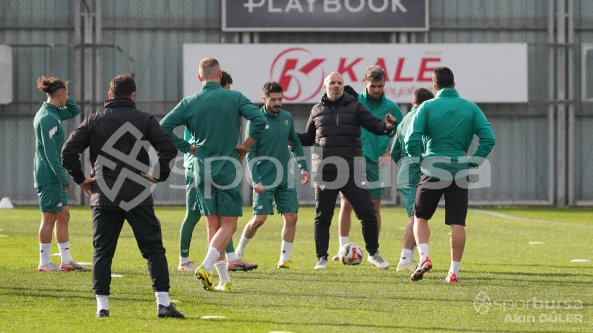 BURSASPOR'UN TEKNİK DİREKTÖR MUSTAFA ER YÖNETİMİNDEKİ İLK ANTRENMANININ FOTOĞRAFLARI