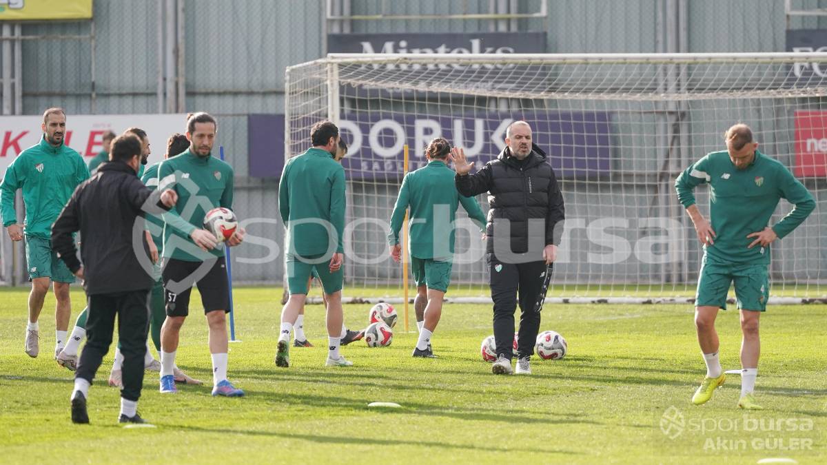 BURSASPOR'UN TEKNİK DİREKTÖR MUSTAFA ER YÖNETİMİNDEKİ İLK ANTRENMANININ FOTOĞRAFLARI
