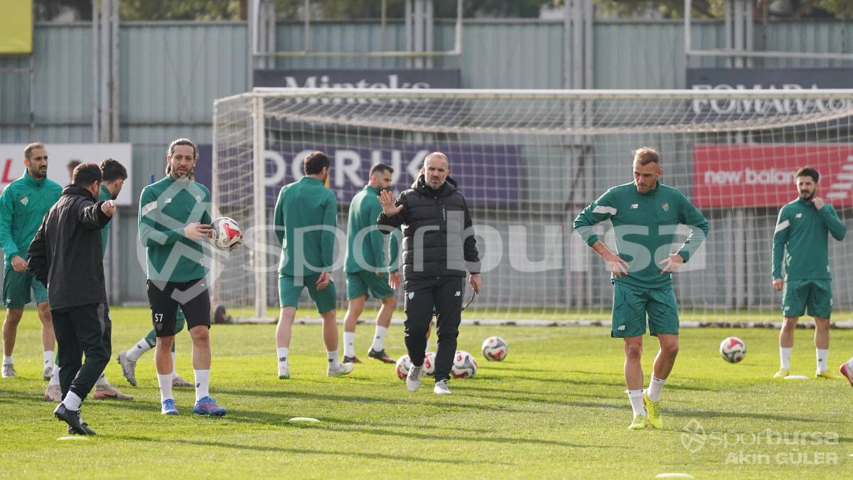 BURSASPOR'UN TEKNİK DİREKTÖR MUSTAFA ER YÖNETİMİNDEKİ İLK ANTRENMANININ FOTOĞRAFLARI