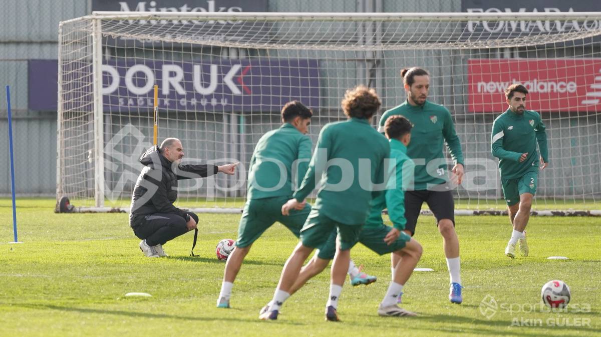 BURSASPOR'UN TEKNİK DİREKTÖR MUSTAFA ER YÖNETİMİNDEKİ İLK ANTRENMANININ FOTOĞRAFLARI