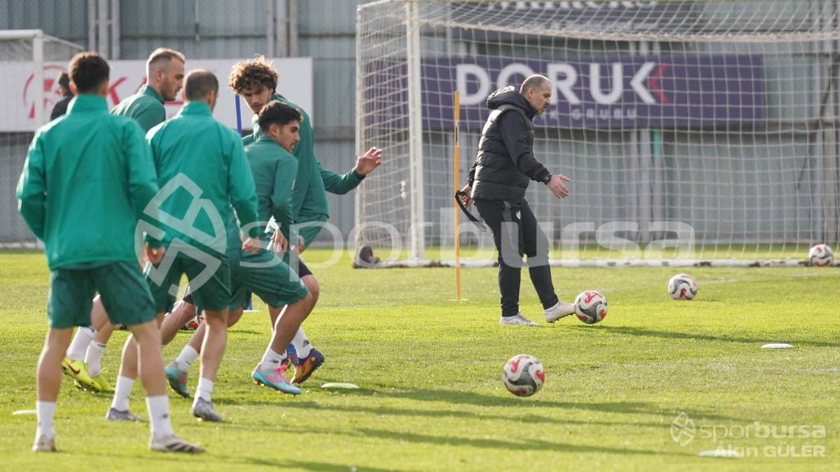 BURSASPOR'UN TEKNİK DİREKTÖR MUSTAFA ER YÖNETİMİNDEKİ İLK ANTRENMANININ FOTOĞRAFLARI