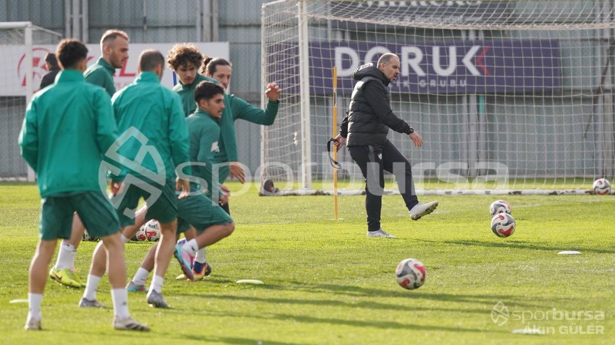BURSASPOR'UN TEKNİK DİREKTÖR MUSTAFA ER YÖNETİMİNDEKİ İLK ANTRENMANININ FOTOĞRAFLARI