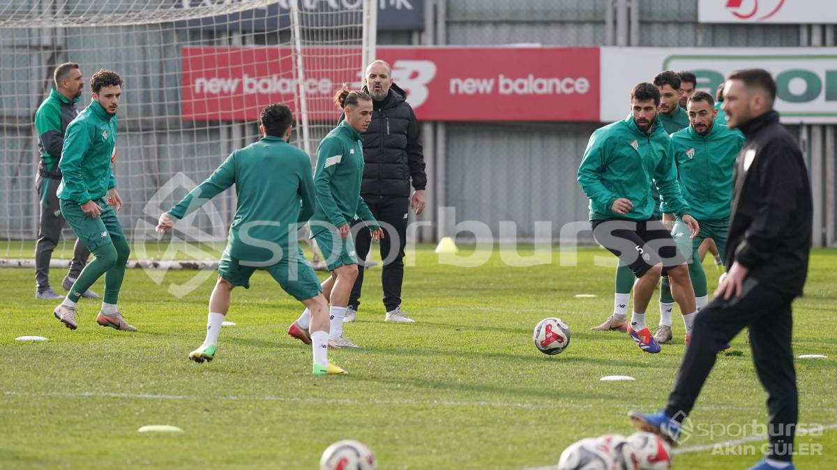 BURSASPOR'UN TEKNİK DİREKTÖR MUSTAFA ER YÖNETİMİNDEKİ İLK ANTRENMANININ FOTOĞRAFLARI