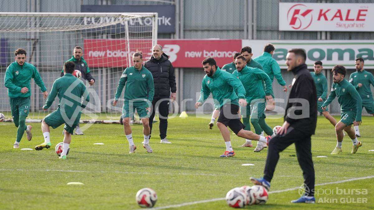 BURSASPOR'UN TEKNİK DİREKTÖR MUSTAFA ER YÖNETİMİNDEKİ İLK ANTRENMANININ FOTOĞRAFLARI
