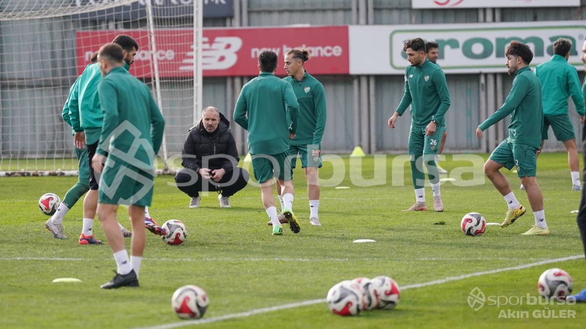 BURSASPOR'UN TEKNİK DİREKTÖR MUSTAFA ER YÖNETİMİNDEKİ İLK ANTRENMANININ FOTOĞRAFLARI