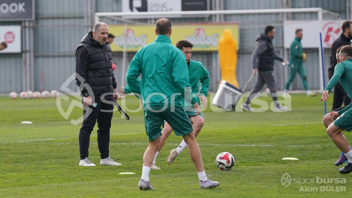 BURSASPOR'UN TEKNİK DİREKTÖR MUSTAFA ER YÖNETİMİNDEKİ İLK ANTRENMANININ FOTOĞRAFLARI