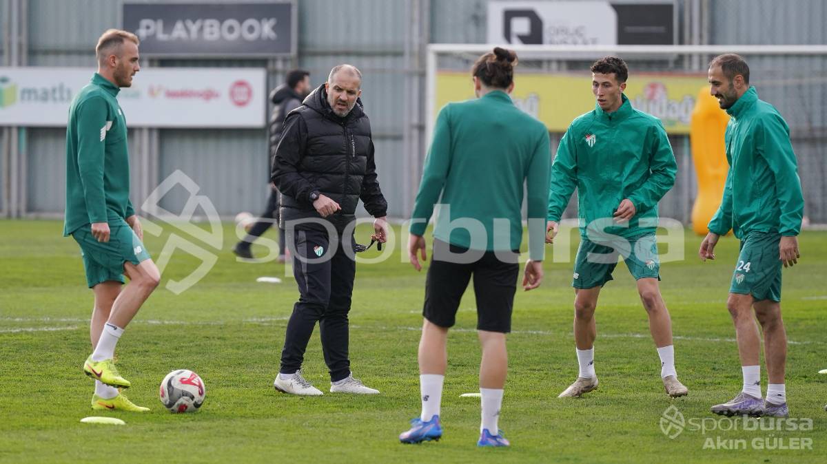 BURSASPOR'UN TEKNİK DİREKTÖR MUSTAFA ER YÖNETİMİNDEKİ İLK ANTRENMANININ FOTOĞRAFLARI
