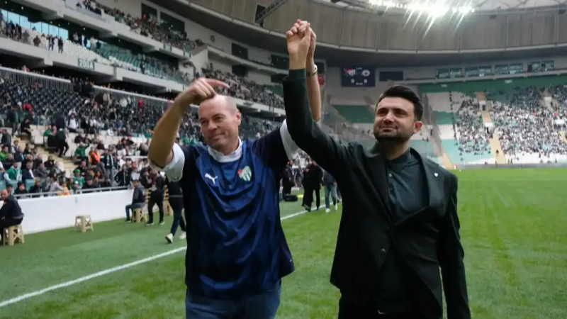 Bursaspor’dan şampiyonluk primi kampanyası! İlk destek Kızıl ailesi ve Yedikardeş'ten