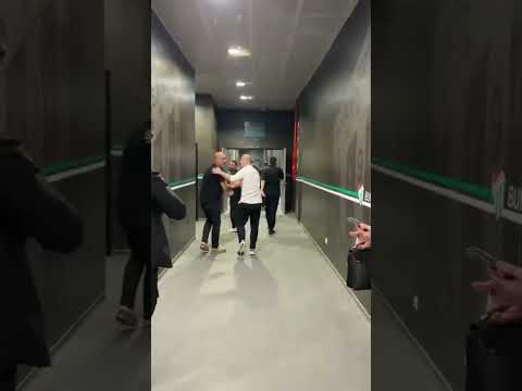 Bursasporlu futbolcular şampiyonluk kupasını almak için stada böyle geldi. #Bursaspor #Şampiyon