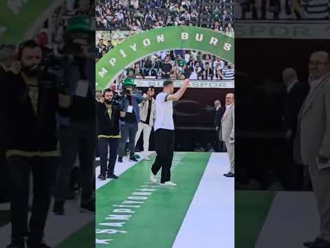 Ertuğrul Ersoy tören alanına çıkıyor.. #sporbursatr #bursaspor